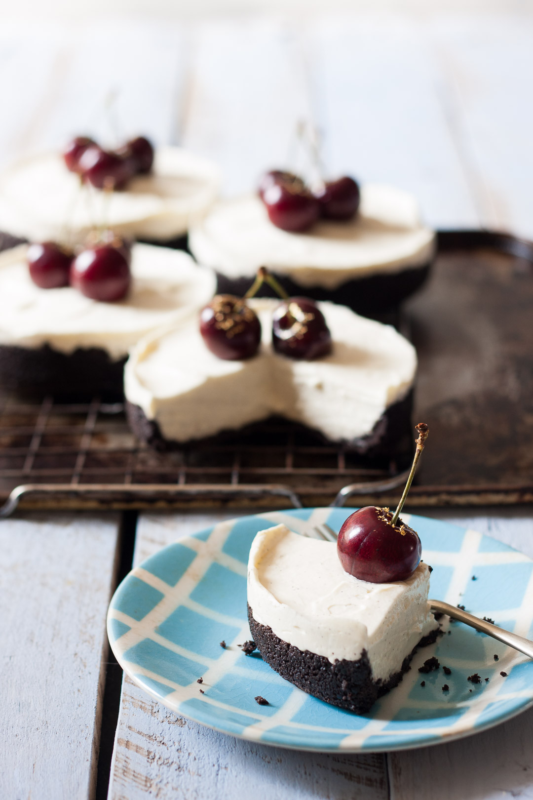 How To Make Textured Food Photography Backgrounds with Baking Trays | In just 5 steps, I’m going to share one way I get interesting food photography backgrounds with metal baking trays to bring new dimensions and texture to your images. Click to get the look!