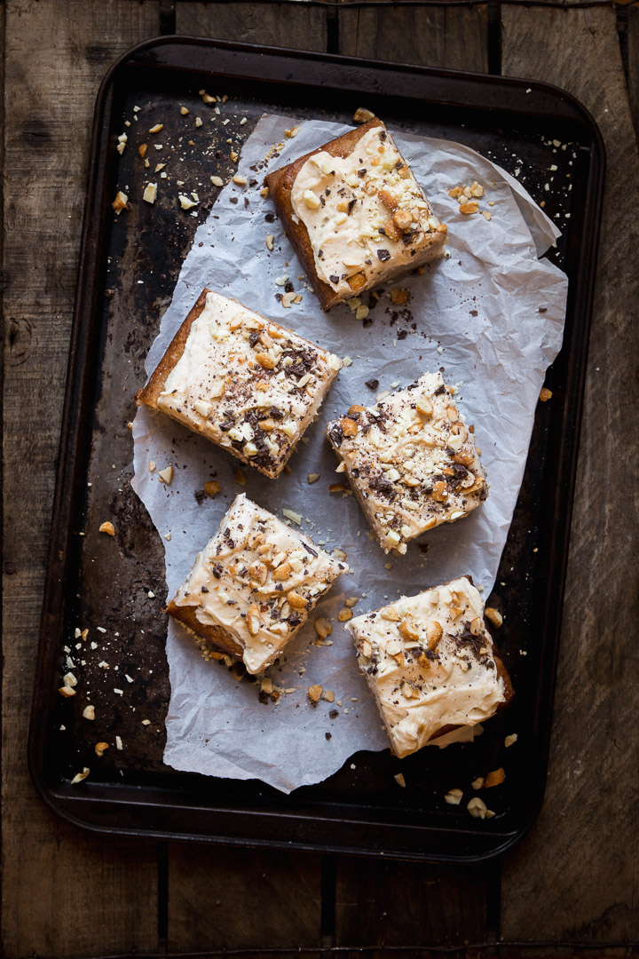 How To Make Textured Food Photography Backgrounds with Baking Trays | In just 5 steps, I’m going to share one way I get interesting food photography backgrounds with metal baking trays to bring new dimensions and texture to your images. Click to get the look!