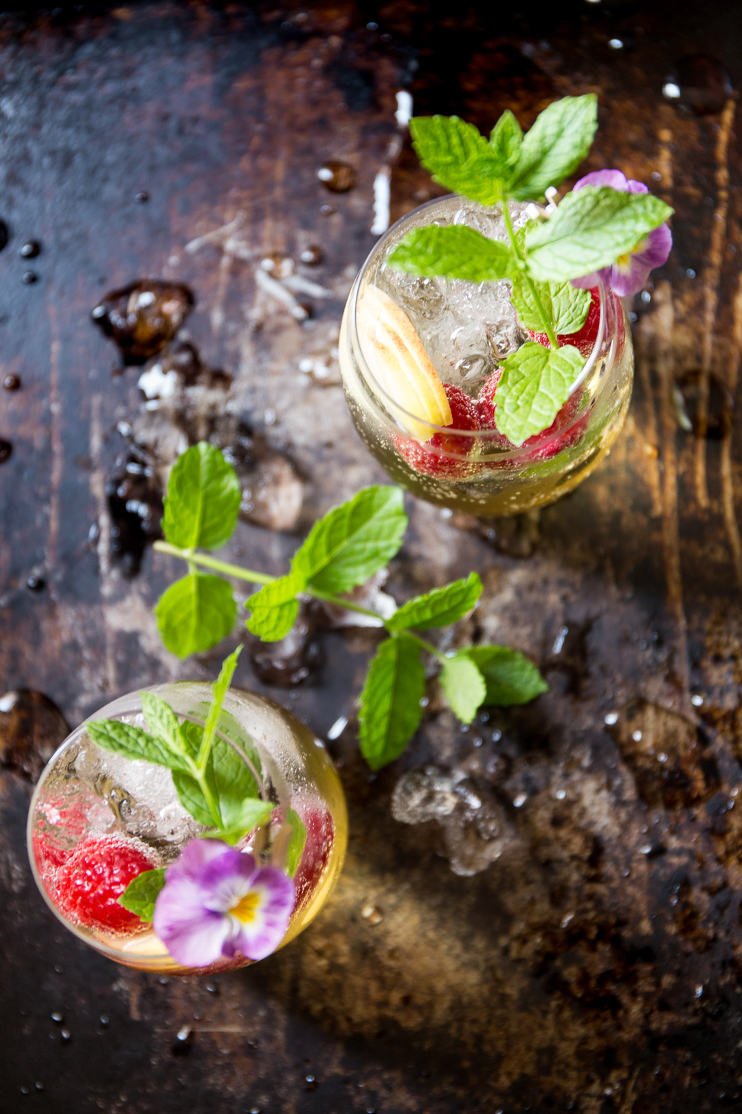 How To Make Textured Food Photography Backgrounds with Baking Trays | In just 5 steps, I’m going to share one way I get interesting food photography backgrounds with metal baking trays to bring new dimensions and texture to your images. Click to get the look!