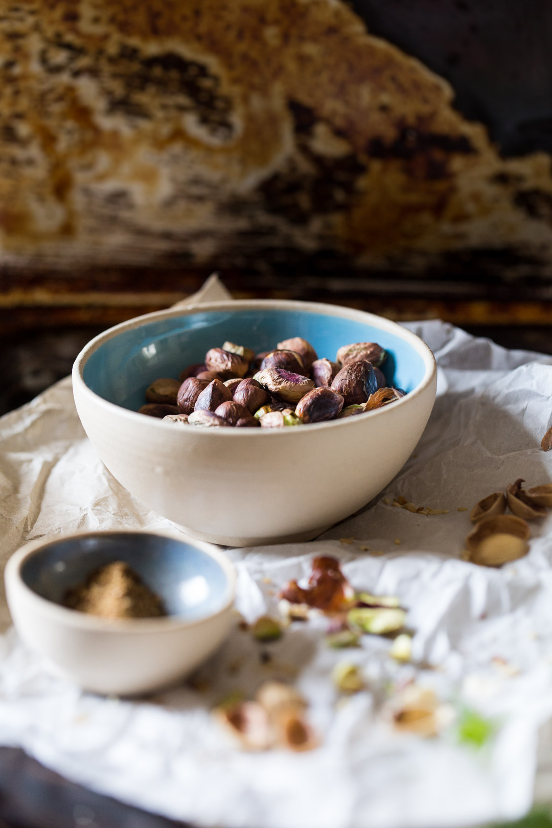 How To Make Textured Food Photography Backgrounds with Baking Trays | In just 5 steps, I’m going to share one way I get interesting food photography backgrounds with metal baking trays to bring new dimensions and texture to your images. Click to get the look!