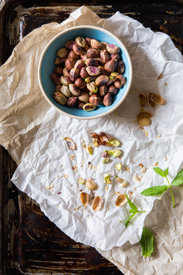 How To Make Textured Food Photography Backgrounds with Baking Trays | In just 5 steps, I’m going to share one way I get interesting food photography backgrounds with metal baking trays to bring new dimensions and texture to your images. Click to get the look!