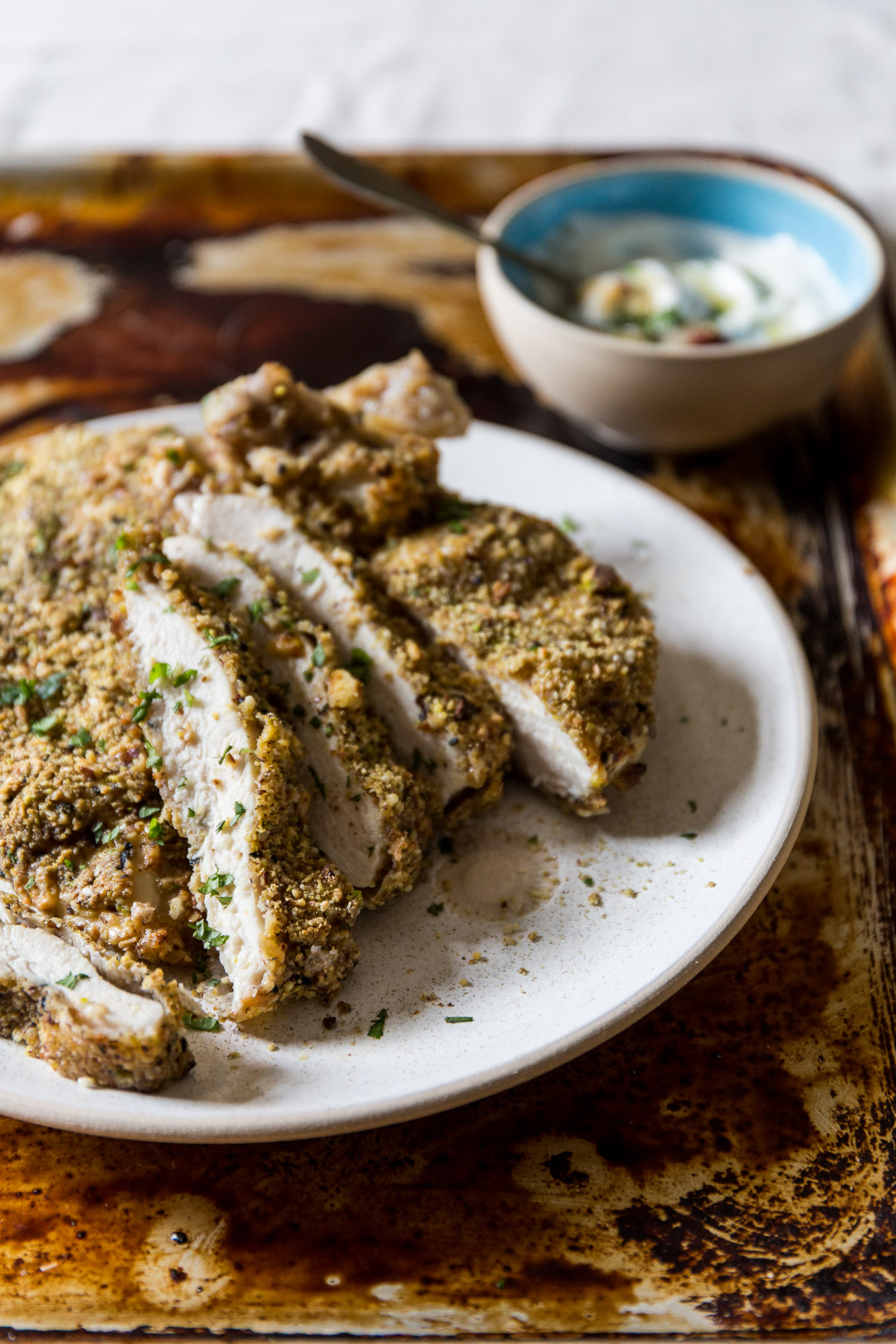 How To Make Textured Food Photography Backgrounds with Baking Trays | In just 5 steps, I’m going to share one way I get interesting food photography backgrounds with metal baking trays to bring new dimensions and texture to your images. Click to get the look!