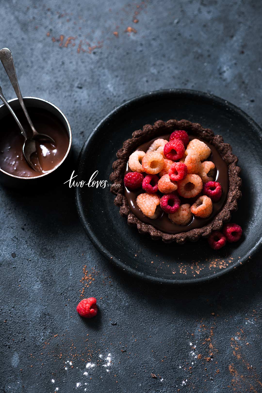 Want to capture dark food photography? Make sure you included these important tips so you can create magic, (and it’s not just about having less light).