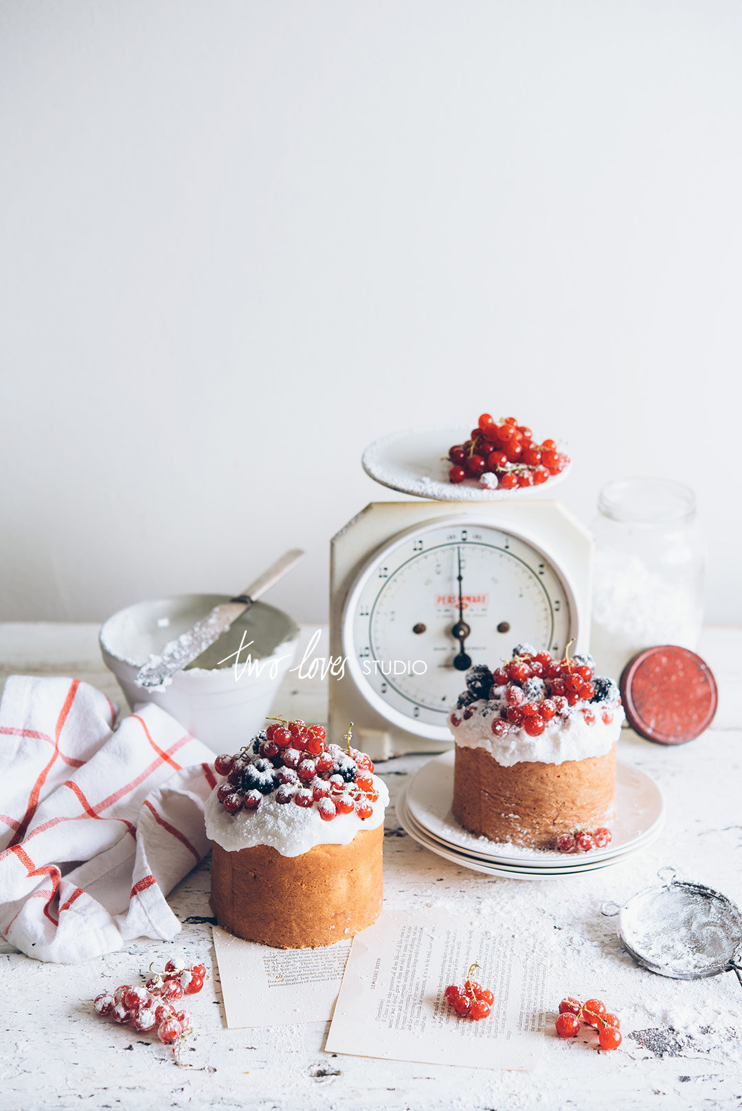 If Iinens or napkins in food styling never fold the way you want them to then click to watch this video on 5 creative ways to use them in food styling.