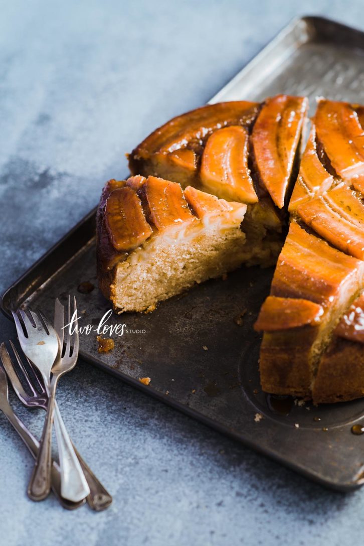 A circle banana cake cut into slices. 