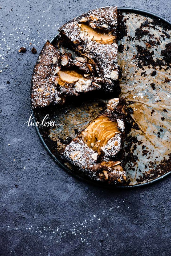 Round chocolate cake with a pear caramelized topping 