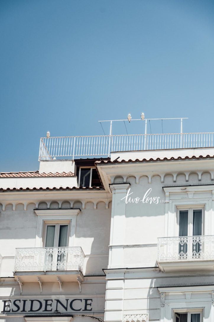 White building on with the sky as a blue backdrop 