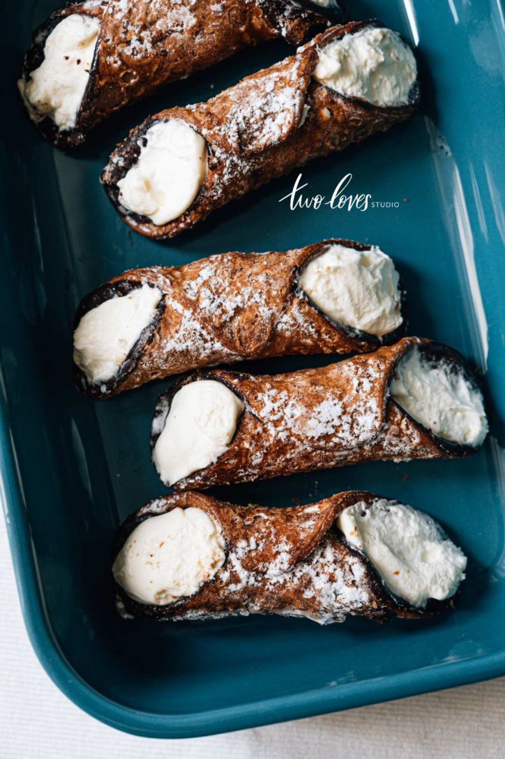 Blue plate with Cannolis 