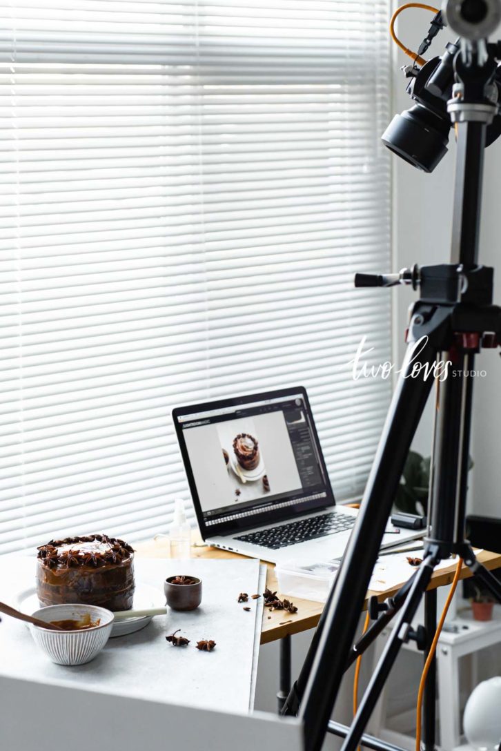 Behind the scenes of a cakes shoot with natural light.