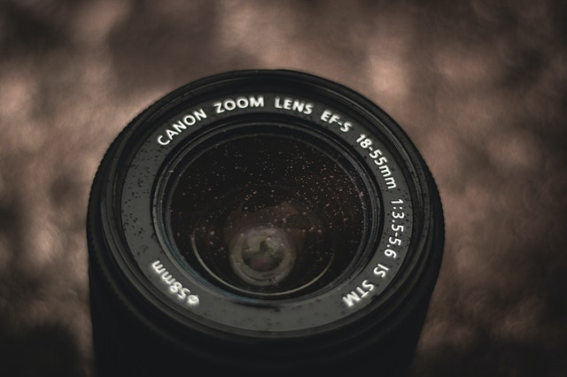 Close up shot of an 85mm canon zoom lens. 