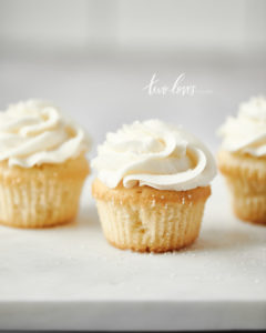 An image of a cupcake showing a blurry background in food photography.
