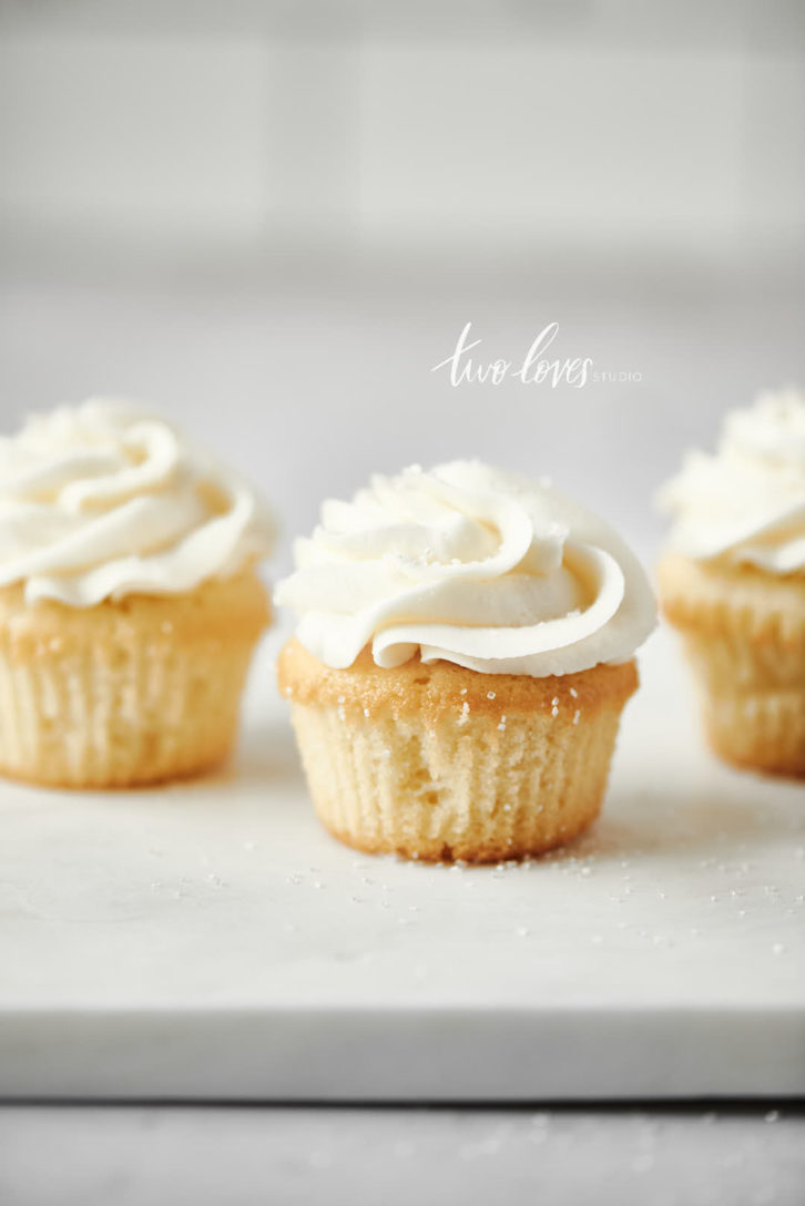 An image of a cupcake showing a blurry background in food photography.